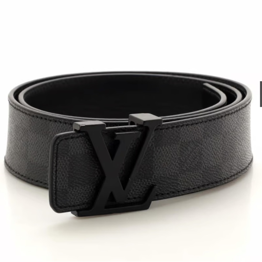 Louis Vuitton
Leather belt